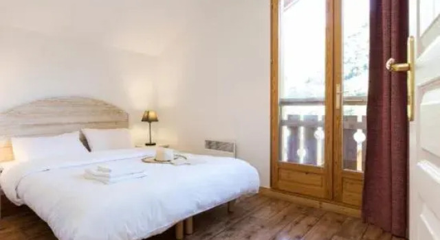 Кровать в общем номере с 3 комнатами Résidence Odalys Les Chalets de lArvan II