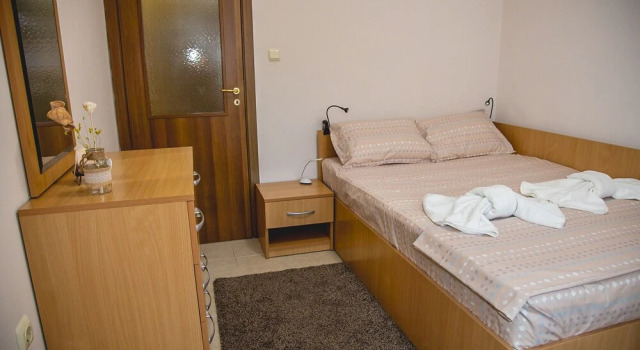 FM Deluxe 2-BDR Apartment with Parking