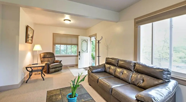 Hot Tub, Deck & Backyard: Cozy Union Pier House!