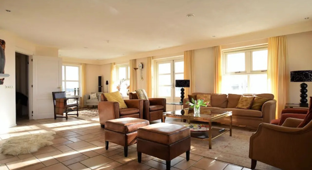 Luxurious Holiday Home With Billiards Table and Sauna, Atop the Dunes in De Koog, Reserva ahora Hotel Hoteles en Islas Frisias con aparcamiento, Aparcamiento