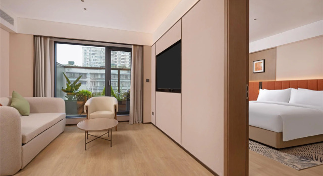 Люкс Deluxe с балконом Hilton Garden Inn Chengdu Huaxi Wuhou Shrine