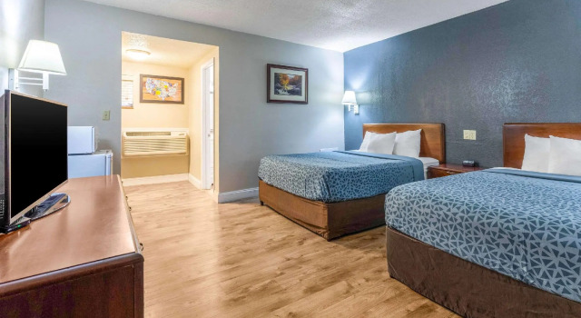 Четырёхместный номер Standard с видом на реку Econo Lodge Inn & Suites on the River