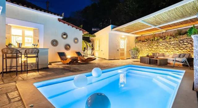 The Secret Garden - Courtyard & Private Pool Villa, Забронировать Вилла Отели периферийной единицы Мессения с бассейном, Бассейн
