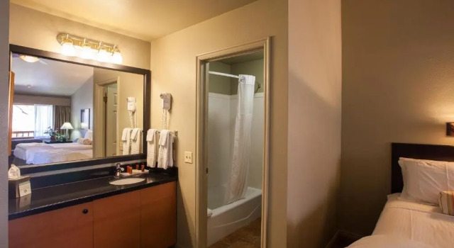 Четырёхместный номер Standard с балконом Flanigan`s Resort and Spa