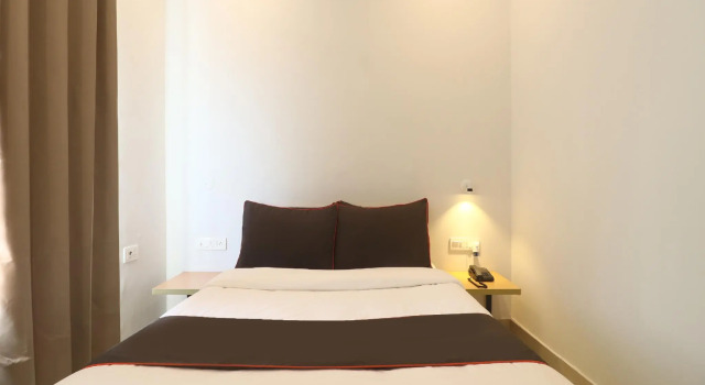 oyo townhouse 418 rama inn., Забронировать Отель Лакхнау штат Уттар-Прадеш, рядом с Выставочный комплекс имени Индиры Ганди