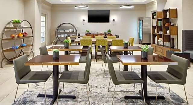 Четырёхместный клубный номер Standard Atlanta Marriott Alpharetta