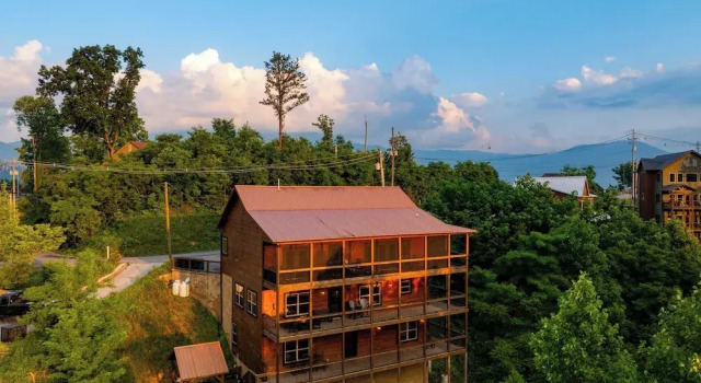 Коттедж Evergreen Echo by Avantstay Cabin w/ Mountain Views, Theater, Game Room, and Hot Tub