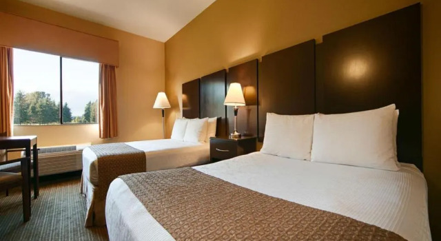Четырёхместный номер Standard с видом на поле для гольфа Best Western Plus Plaza by the Green