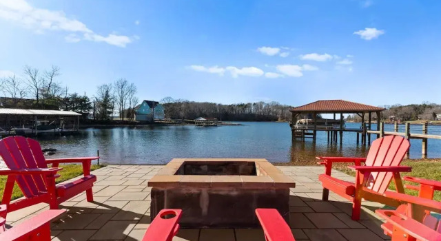 Коттедж Pleasant Cove Waterfront Getaway With Fire Pit, Deck, and Lake Views