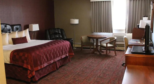 Шестиместный номер Standard Ramada by Wyndham Grand Forks