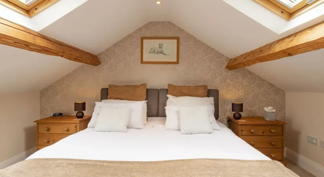 Luxury refurbished Gamekeeper's cottage, 15 acres of woodland by Hadrian's Wall, Забронировать Отель Отели Шотландских границ с парковкой, Парковка