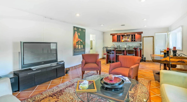 Апартаменты c 1 комнатой Contemporary Cincinnati Apt w/ Wifi, Near Kenwood!