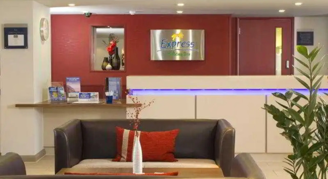 Holiday Inn Express Warwick M4-j15, Забронировать Отель Отели Уорикшир с парковкой, Парковка