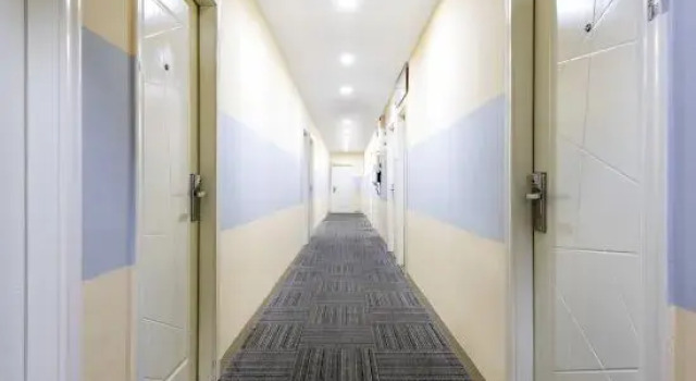 yinglun Hostel (Shenzhen North Railway Station)