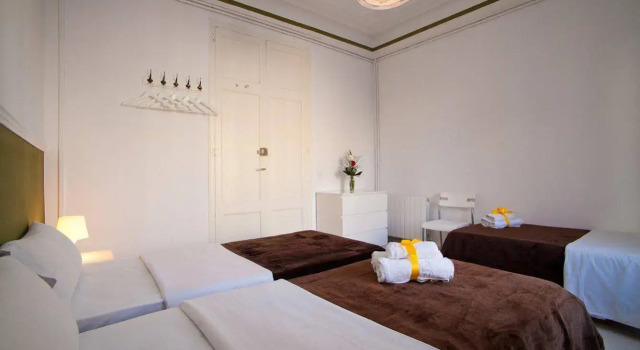 Hostal Que Tal, Забронировать Отель Эшампле Барселона, рядом с Jove Regina Theatre