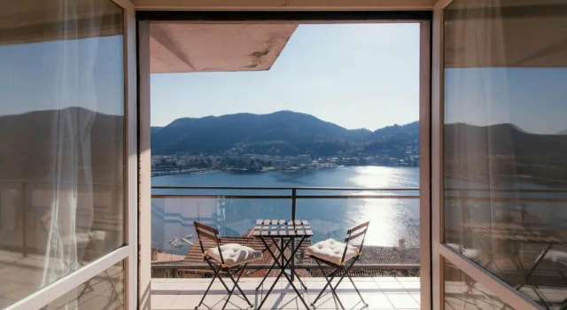 Stunning Window on the Lake-by House Of Travelers, Забронировать Апартаменты/квартира Апартаменты Комо, рядом с Площадь Кавур, Апартаменты/квартира
