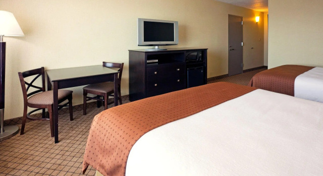 Четырёхместный номер Standard Holiday Inn Detroit Lakes - Lakefront by IHG
