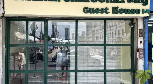 Sukhum Charoen Krung Tak-Sin bridge guest house, Забронировать Гостевой дом Yan Nawa провинция Бангкок