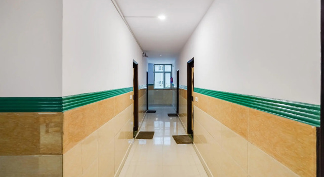 OYO Flagship 77036 Golden Divine Inn, Забронировать Отель Нойда штат Уттар-Прадеш