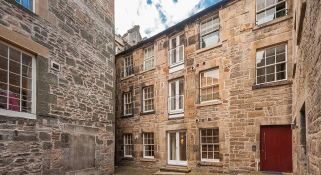 Апартаменты The Edmonstone's Close Residence