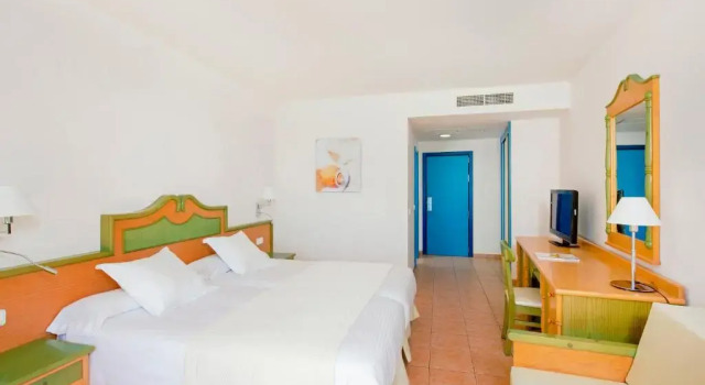 Номер Interconnected Family с видом на море Iberostar Waves Playa Gaviotas All Inclusive