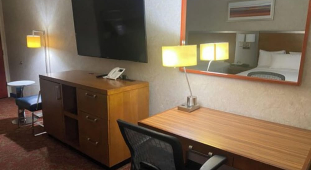 Четырёхместный номер Standard с видом на внутренний двор SureStay Plus Hotel by Best Western Bakersfield North