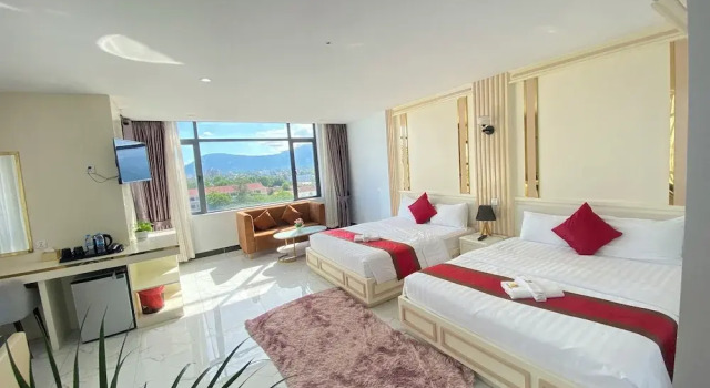 Четырёхместный номер Deluxe с балконом Kampot Sunny Hotel