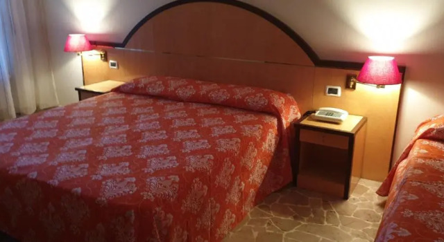 Трёхместный номер Standard H&L Hotel