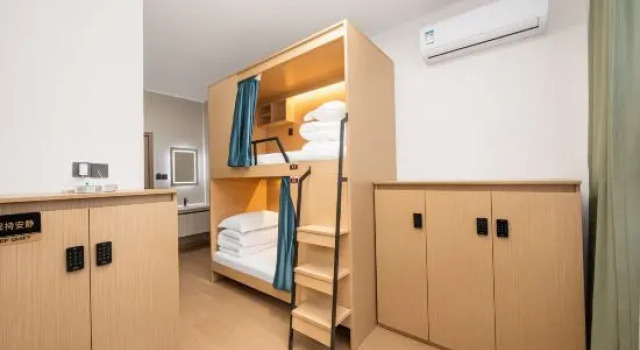 Кровать в общем номере (мужской номер) Binjia International Youth Hostel - Shanghai