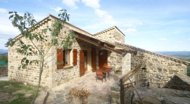 Beautiful house made of natural stone, with swimming pool and very nice view