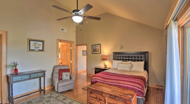 Spacious Lake Santeetlah Cottage w/ Lake Views!, Rezerwuj Dom wakacyjny Robbinsville 