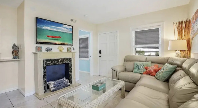 Bay Breeze Bungalow, Забронировать Отель Отели в центре Форт-Майерс-Бич, в центре