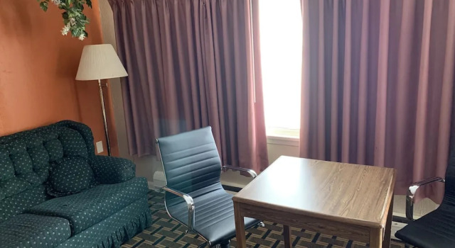 Четырёхместный номер Standard с красивым видом из окна Ashland Motel
