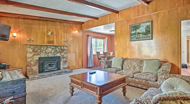 Коттедж с 3 комнатами с балконом Scenic Kernville Home - Walk to Downtown & River!