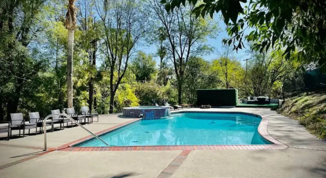 Коттедж Pacific Dreams at Woodland Hills Distinguished 8 Br 6 5 BA Residence With Pool and Spa Sleeps 16