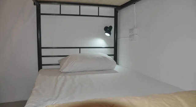 Check Inn Phromphong, Забронировать Хостел Отели Бангкока с бассейном, рядом с Улица Сой Ковбой, Бассейн