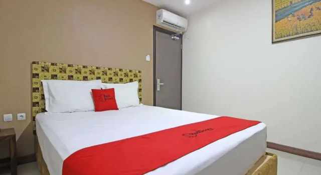 RedDoorz Near Uns Solo, Boek Hotel Karanganyar Central Java