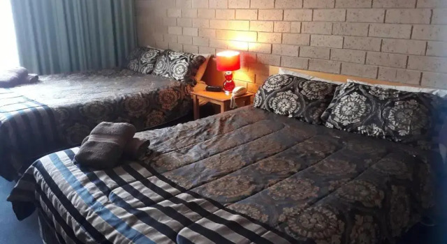 Четырёхместный номер Standard Moe Motor Inn - After Hours Check Inn Available