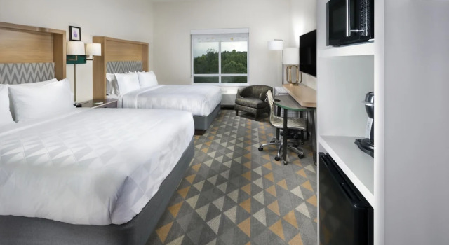 Четырёхместный номер Standard с балконом Holiday Inn & Suites Arden - Asheville Airport by IHG