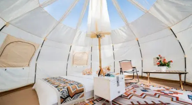 Тент Stay overnight at the Desert Lakeside Camping Hotel