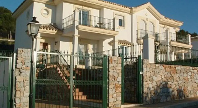 Коттедж Luxury Villa at Alhaurin Golf nr Mijas, pvt Heated Pool, Wifi, Aircon, fab Views