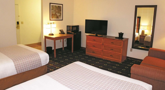 Четырёхместный семейный люкс Deluxe La Quinta Inn Kansas City North