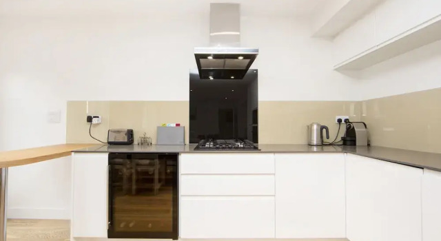 Up-market one Bedroom Apartment Just Minutes From the River Thames. Broughton rd, Varaa Huoneisto Asunnot kohteessa Merseyside, Huoneisto