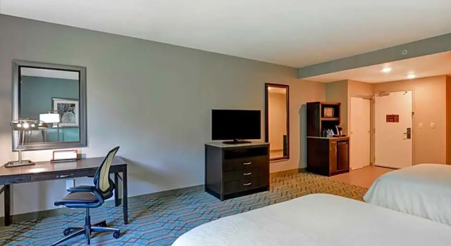 Четырёхместный люкс Hilton Garden Inn West Little Rock