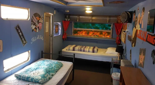 Кровать в общем номере Alices Secret Travellers Inn