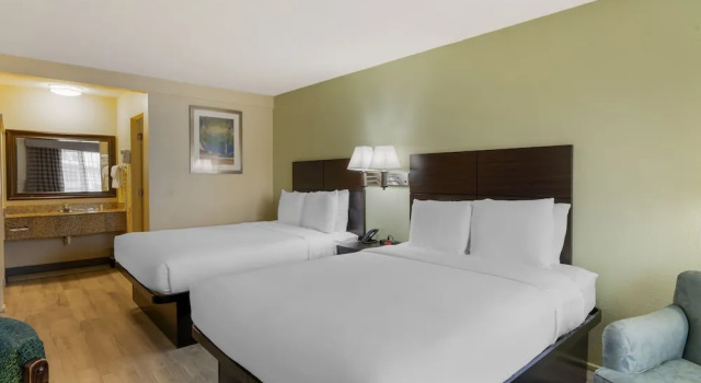 Четырёхместный номер Deluxe с балконом University Inn and Suites Eugene