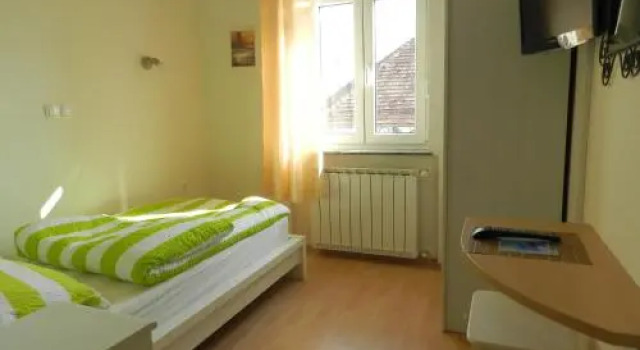 Hostel Sonce, Book Hostel / Vandrerhjem Hoteller i Ptuj med parkering, Parkering