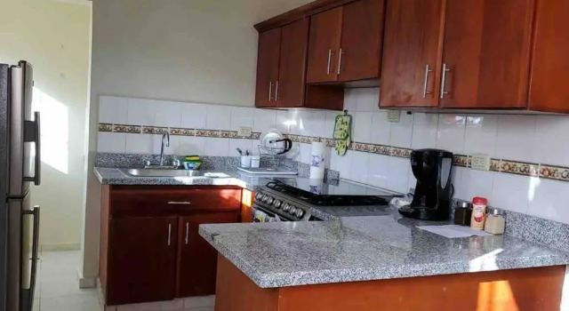 Apartamento amueblado con parque de recreación.