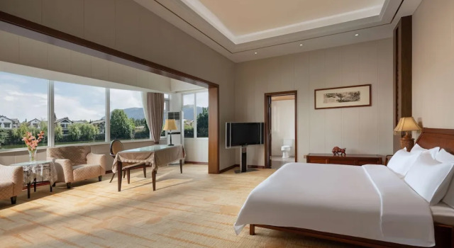 Вилла с видом на озеро Howard Johnson by Wyndham LakeView Hotel Kunming