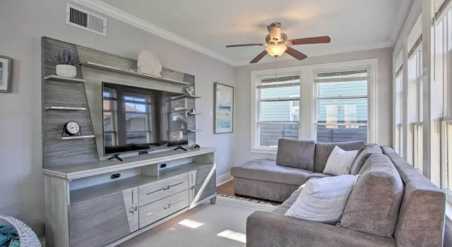 < 2 Mi to Pleasure Pier: Cozy Beach Bungalow